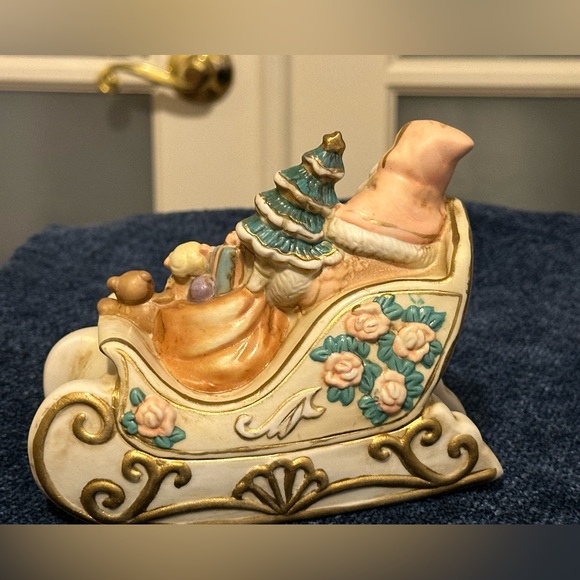 Porcelain musical sleigh holds Santa & gifts. Plays Here Comes Santa Claus. - Picture 4 of 8